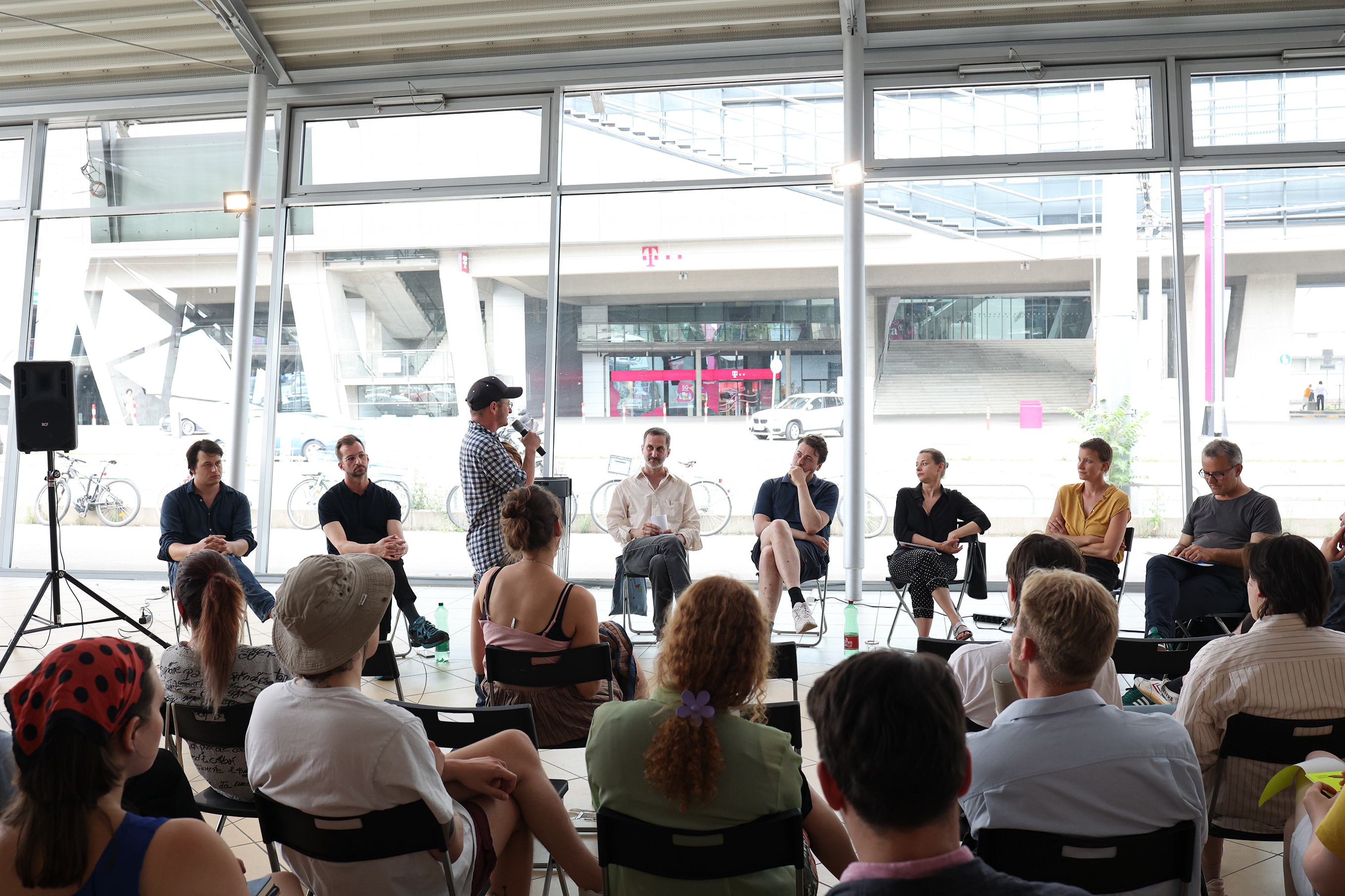 Das Foto von Jelena Pajic zeigt eine ähnliche Diskussion.
Sie fand statt im Rahmen von Independent Synergies, Wien.